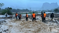 Troops delivers essential supplies to flood-isolated communities in Lai Chau